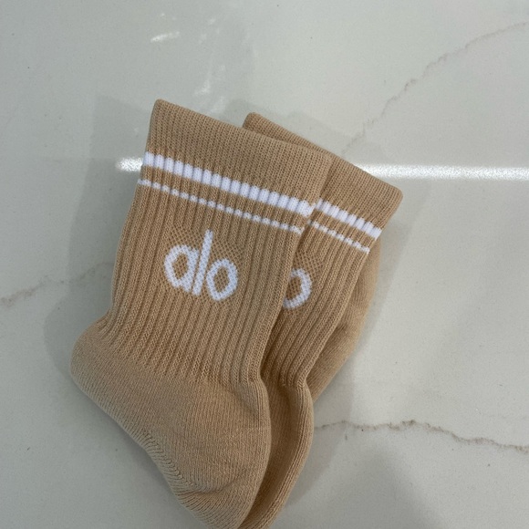 ALO Yoga Tan Athletic Socks - Picture 2 of 4